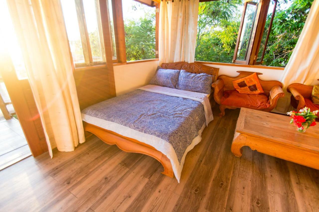 Boa Hill Surf House Nembrala Exterior foto